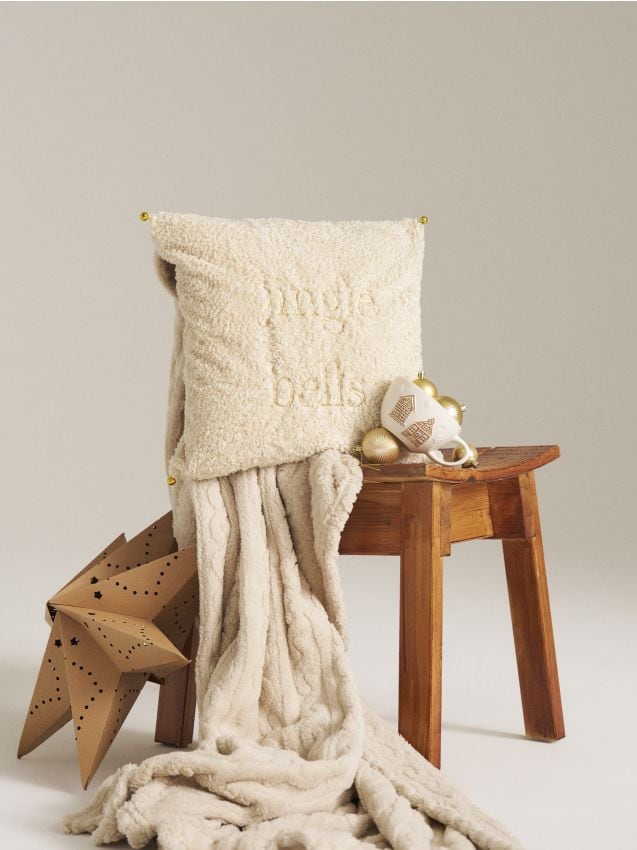 Sinsay - Vianočný obliečka na vankúš s nápisom „Jingle Bells“ - krémová