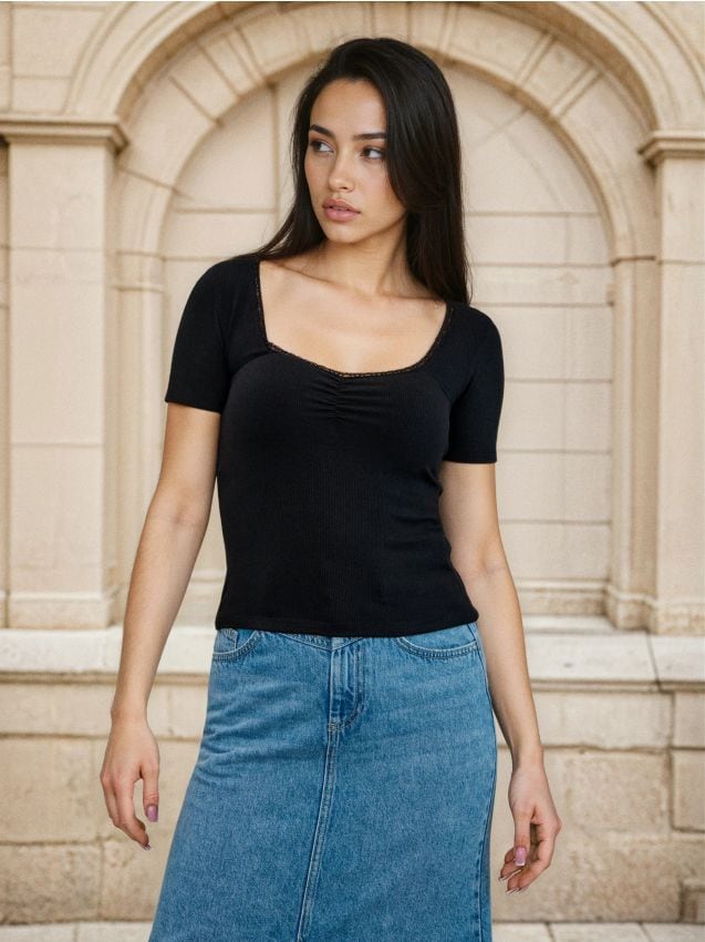 Sinsay - Top din vâscoză cu dantelă și încrețituri la decolteu - negru