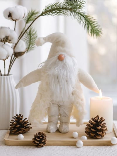 Vánoční dekorace ve tvaru skřítka