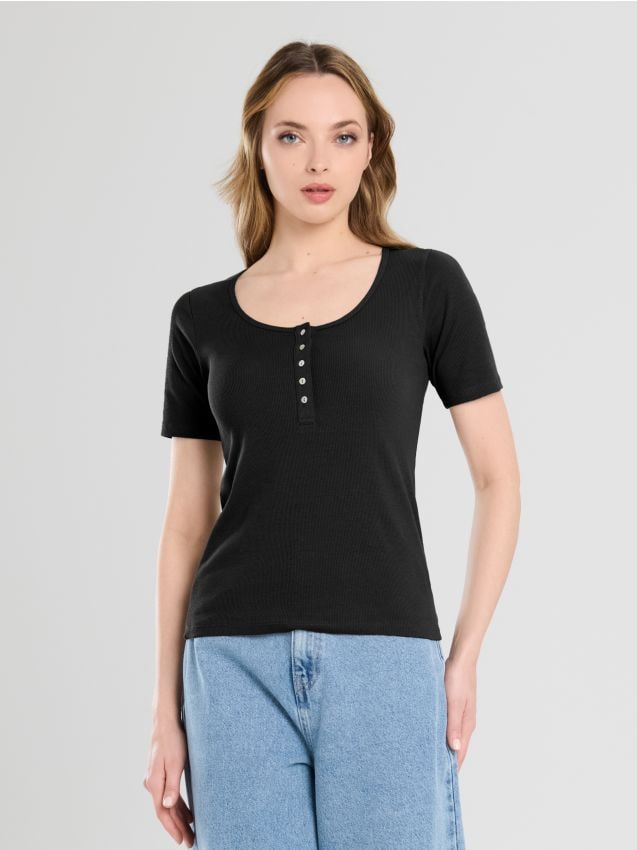 Geripptes T-Shirt mit Knöpfen - SINSAY