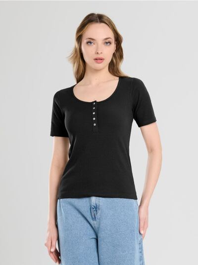 Tricou cu dungi și nasturi