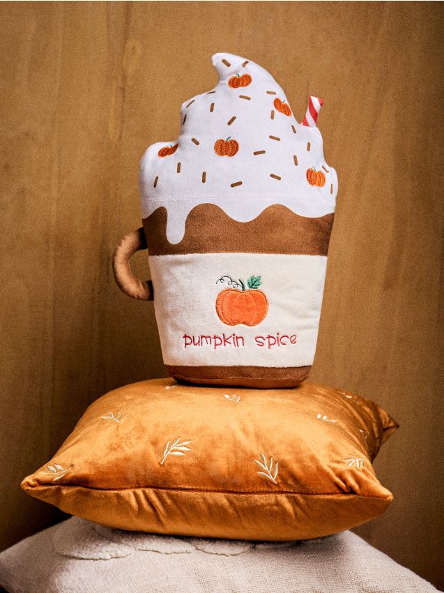Sinsay - Pernă decorativă în formă de băutură Pumpkin Spice Latte - multicolor