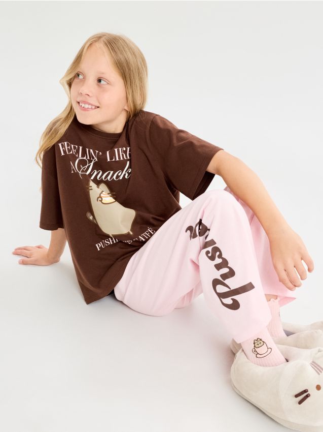 Sinsay - Pijama oversize din bumbac, din două piese Pusheen the Cat - maro-închis