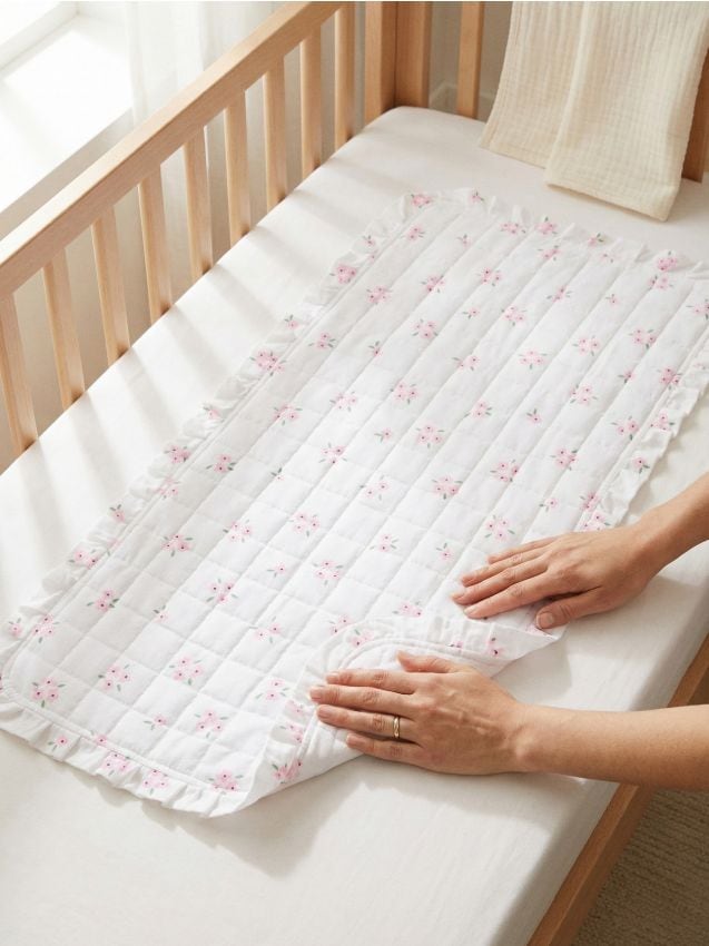 Sinsay - Cuvertură pentru pătuț cu volan și motiv floral - roz
