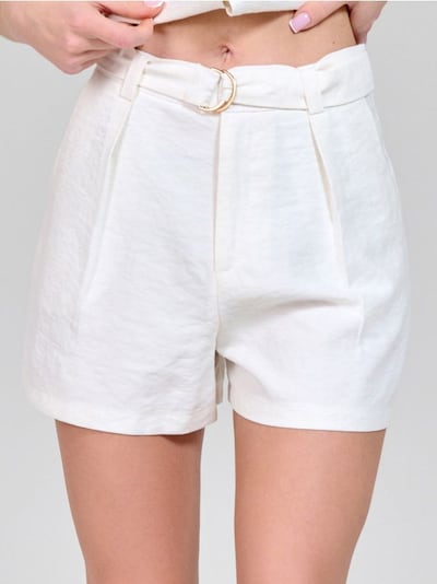Pantaloncini con pieghe