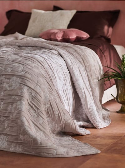 Narzuta na łóżko z motywem kwiatowym