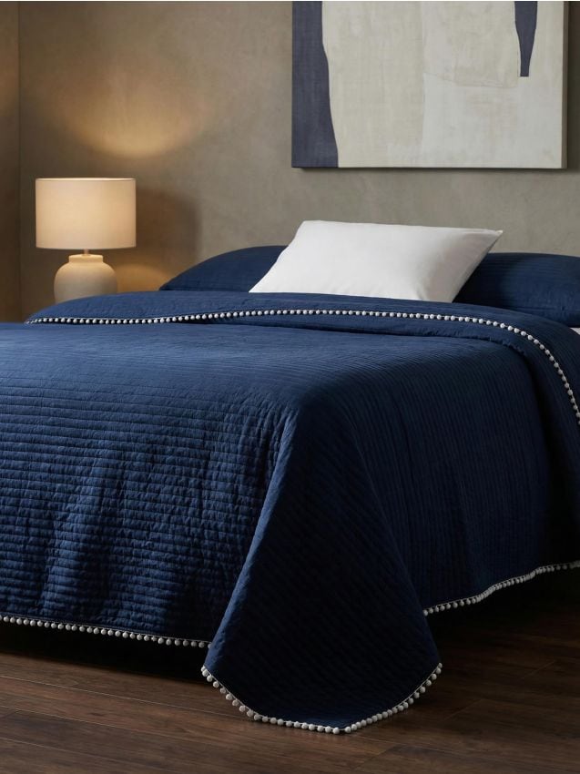 Sinsay - Pătură matlasată pentru pat cu pomponi - bleumarin