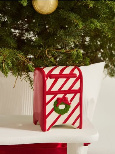 Божиќна декорација во форма на поштенско сандаче