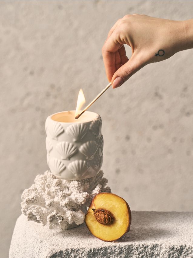 Sinsay - Lumânare parfumată din ceramică cu scoici reliefate Island Coconut - alb