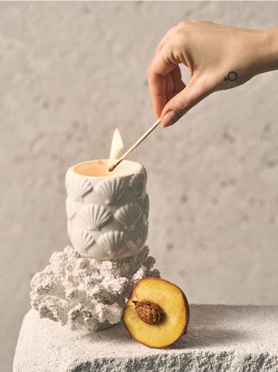 Keramická vonná svíčka s reliéfními mušlemi Island Coconut