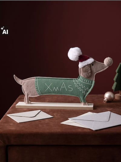 Pastatoma kalėdinė dekoracija takso formos