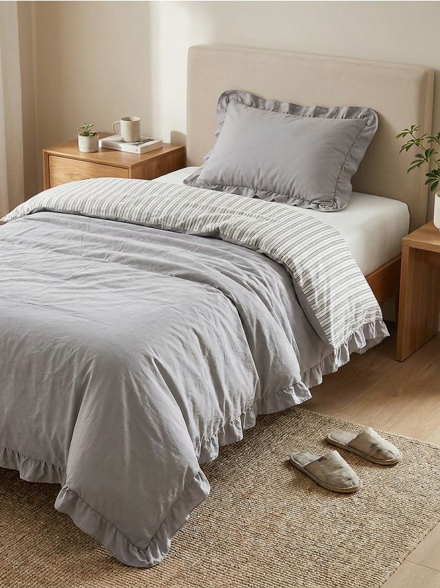 Sinsay - Set de lenjerie de pat reversibilă cu dungi și volan decorativ - gri-neutru