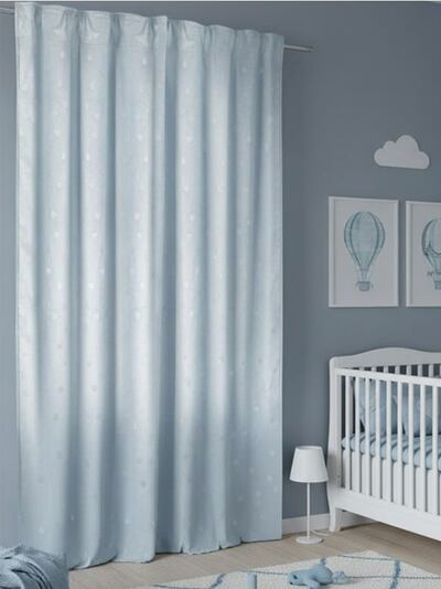 Sametový závěs s reliéfním vzorem srdíček