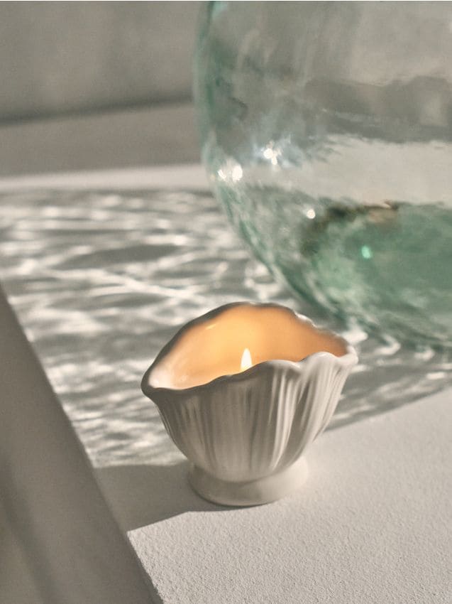 Sinsay - Lumânare în formă de scoică cu miros marin Bahamian Breeze - alb