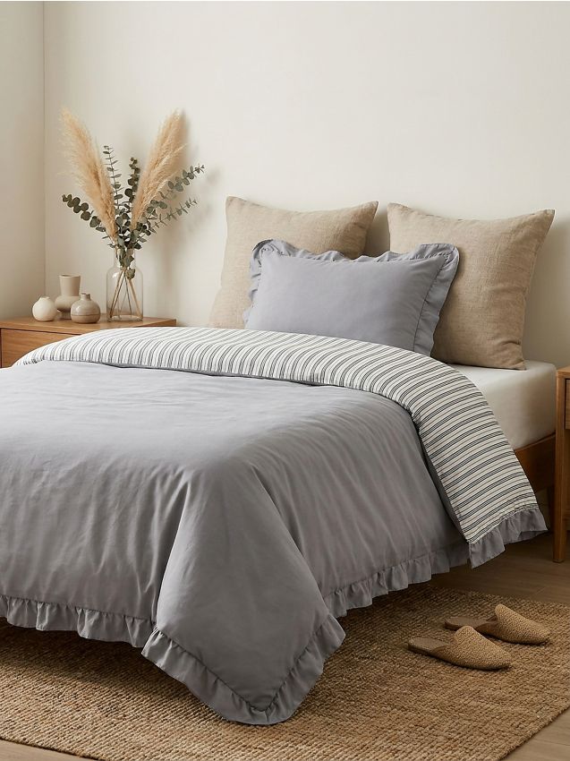 Sinsay - Set de lenjerie de pat reversibilă cu dungi și volan decorativ - gri-neutru