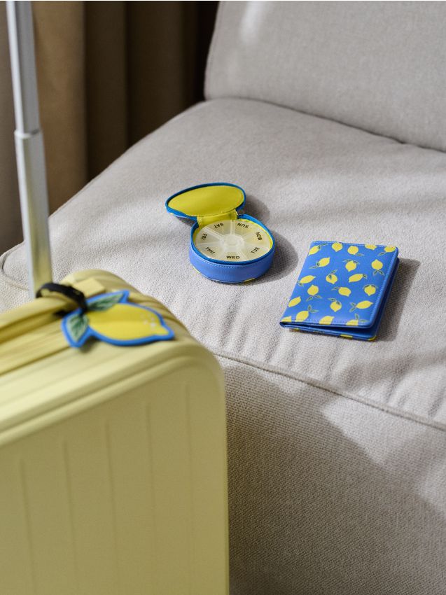 Sinsay - Set: husă pentru pașaport, etichetă de nume și cutie pentru medicamente - multicolor