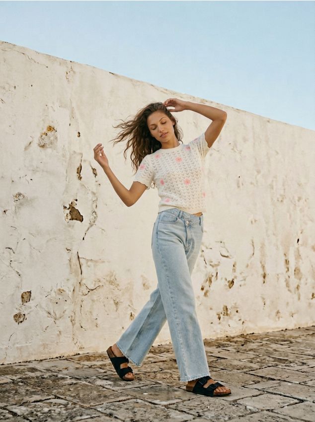 Sinsay - Ażurowy sweter z krótkim rękawem i haftowanymi kwiatami - kremowy