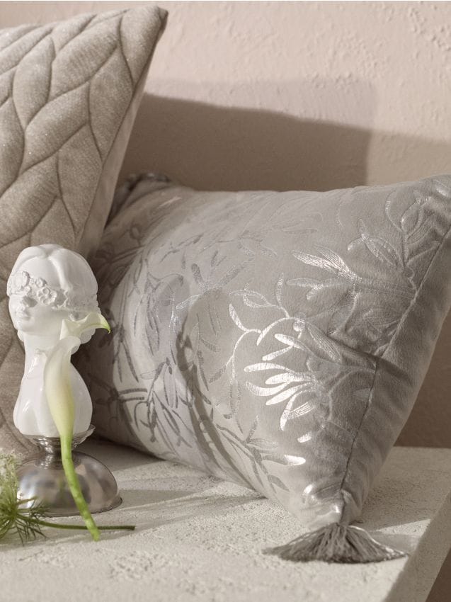 Sinsay - Pernă decorativă cu motiv vegetal și ciucuri - argintiu