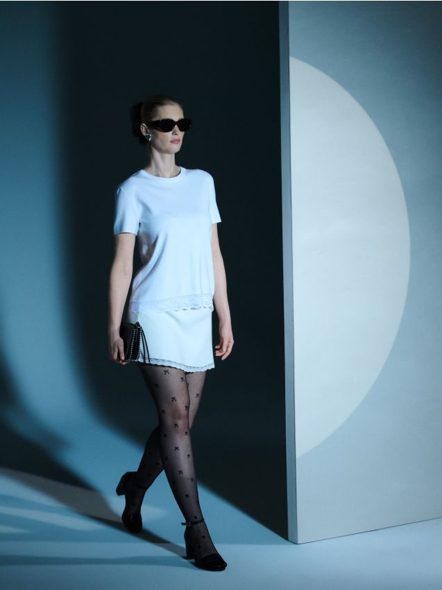 Sinsay - Swetrowa spódniczka mini z koronką - kremowy