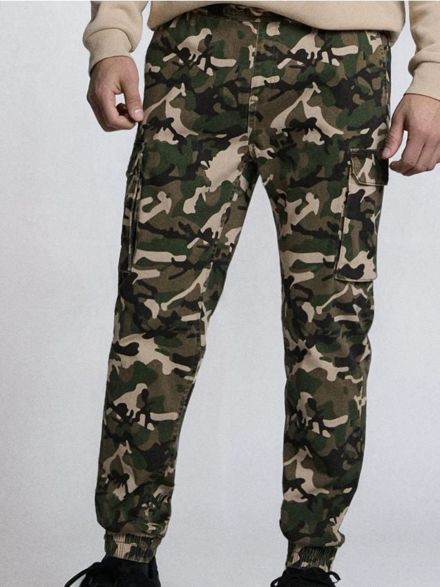 Sinsay - Spodnie jogger cargo ze wzorem moro - wielobarwny