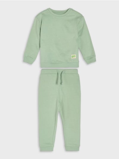 Melegítőfelső és nadrág szettben