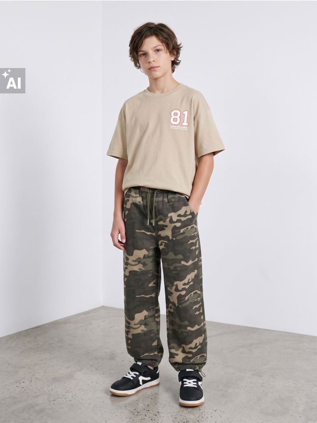 Sinsay - Blugi oversize cu imprimeu camuflaj - multicolor
