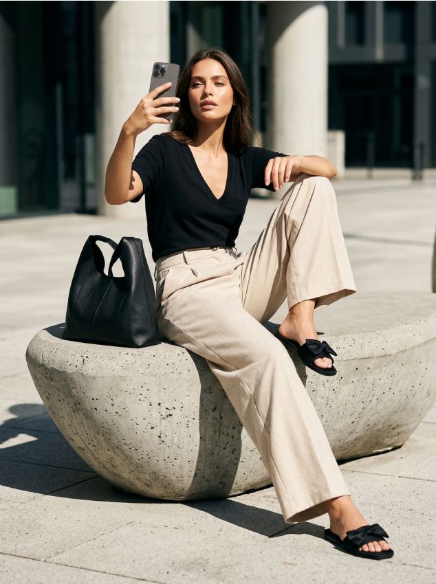 Sinsay - Bawełniana koszulka z dekoltem V - czarny