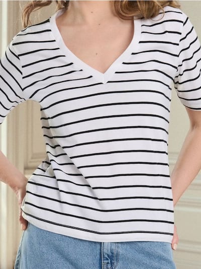 Бавовняна футболка з V-подібним вирізом