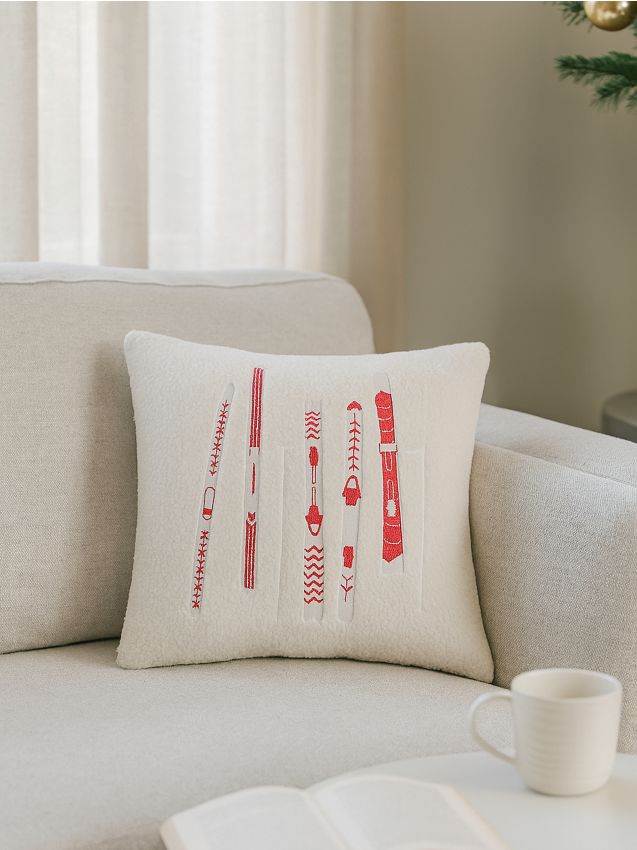 Sinsay - Pernă decorativă cu broderie de schiuri - crem