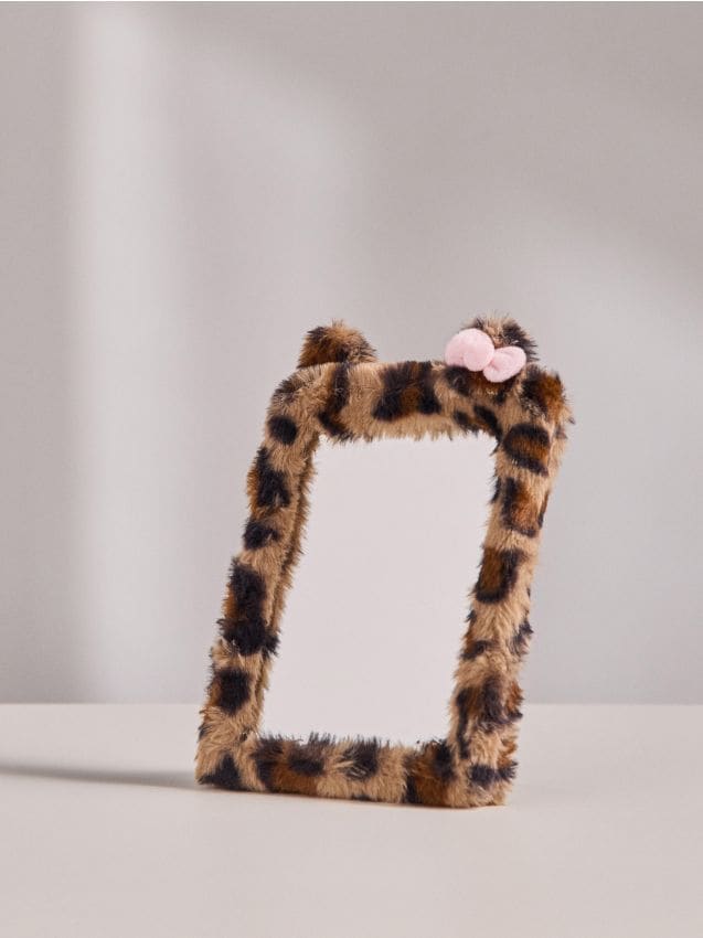 Sinsay - Oglindă cosmetică cu ramă din blană, cu imprimeu leopard Hello Kitty - cafeniu
