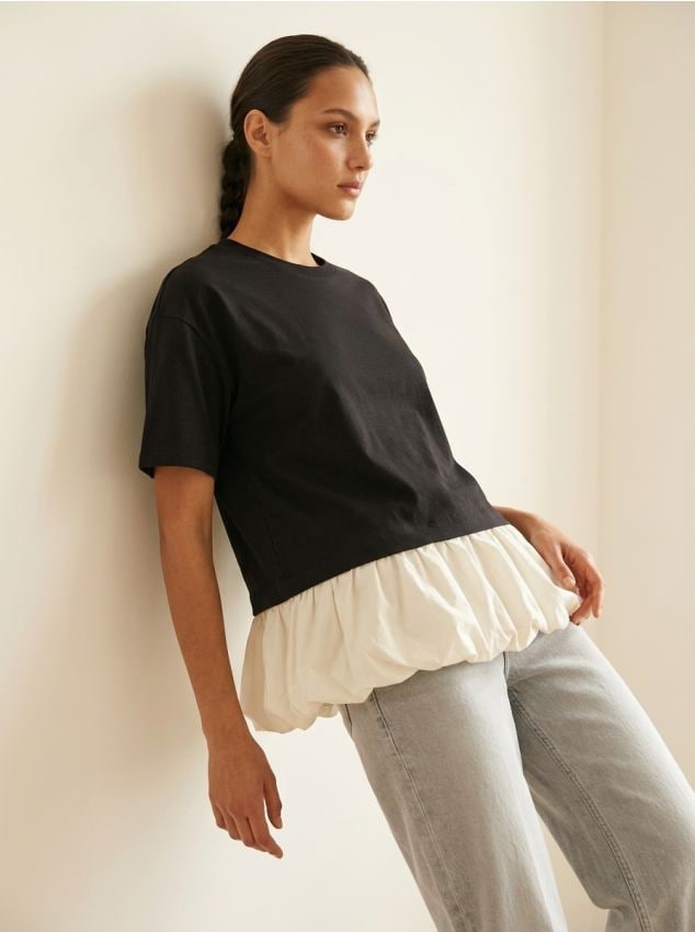 Blusa in cotone a maniche corte con balza a contrasto sul fondo - nero