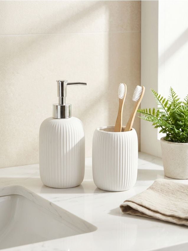 Sinsay - Set de baie din ceramică cu textură canelată – dozator și pahar - alb