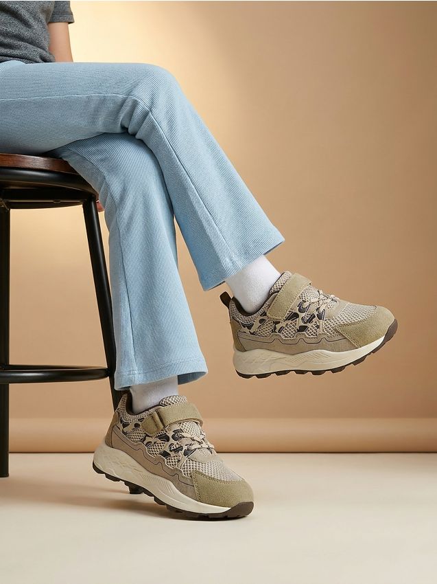 Sinsay - Sneakers cu închidere cu arici și motiv vacă - bej