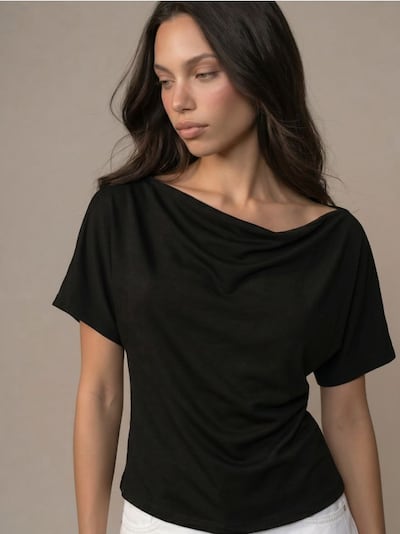 Bluza s viskozom i asimetričnim izrezom