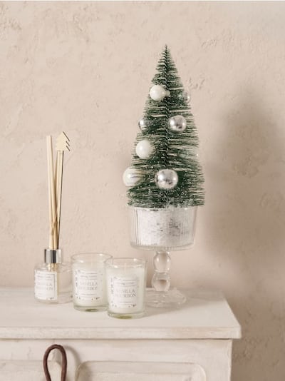 Stoječa dekoracija v obliki božičnega drevesa