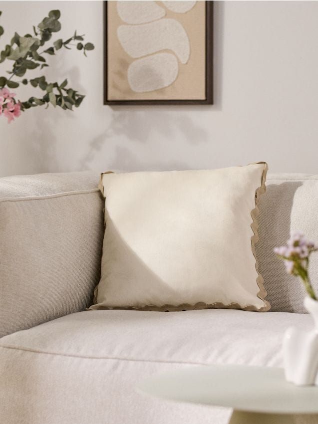 Sinsay - Pernă decorativă cu margine decorativă - crem