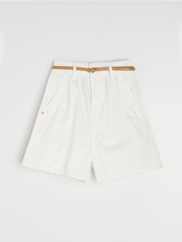 Sinsay - Szorty jeansowe paperbag z paskiem - kremowy