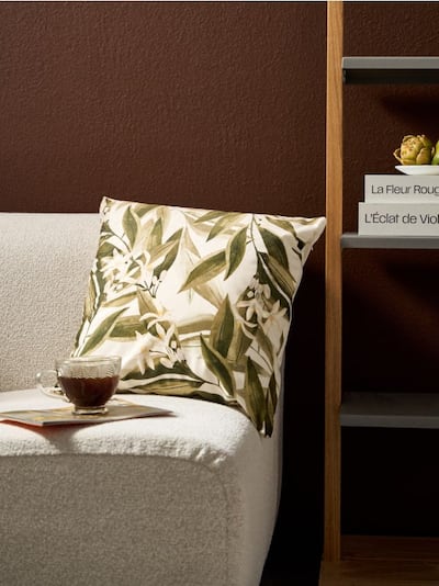 Наволочка на подушку з рослинним мотивом