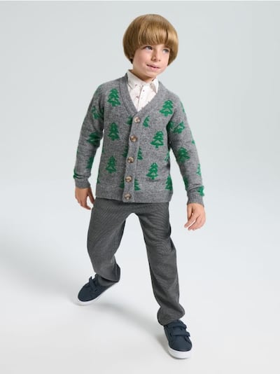 Festlicher Cardigan mit Weihnachtsbäumen