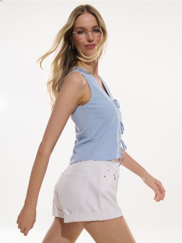 Sinsay - Pantaloni scurți mom din denim high waist - crem
