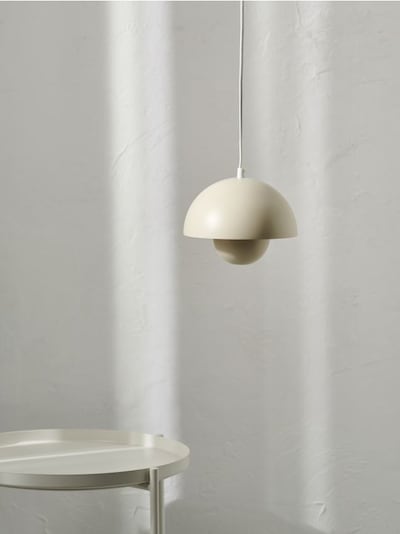 Metalna viseća LED lampa s polukuglastim sjenilom