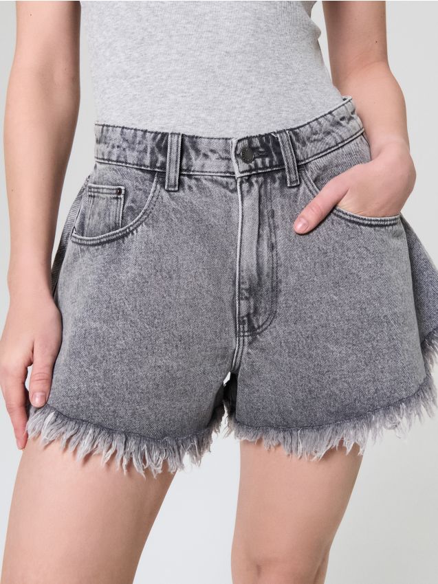 Sinsay - Szorty jeansowe high waist postrzępioną nogawką - szary