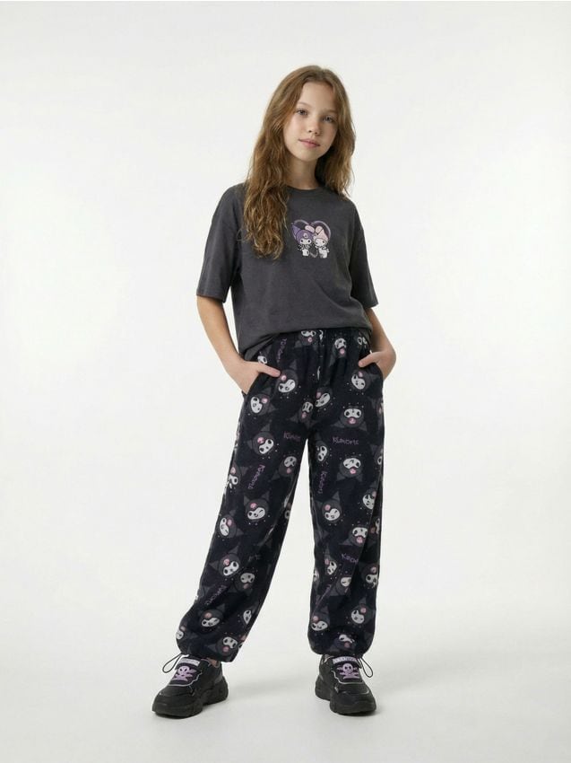 Sinsay - Polarowe spodnie z regulowanymi gumkami w nogawkach Kuromi - czarny