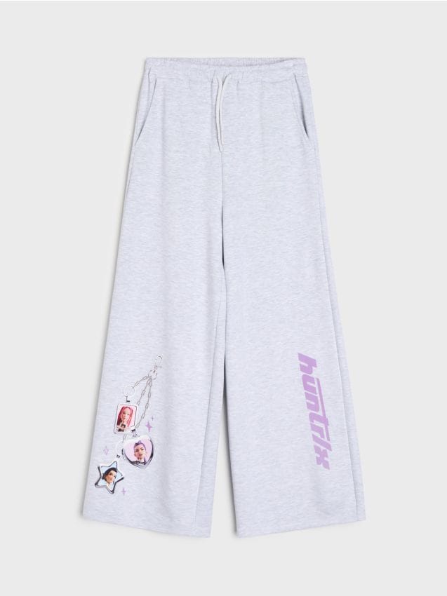 Sinsay - Pantaloni de trening cu crac larg K-Pop Demon Hunters - gri deschis