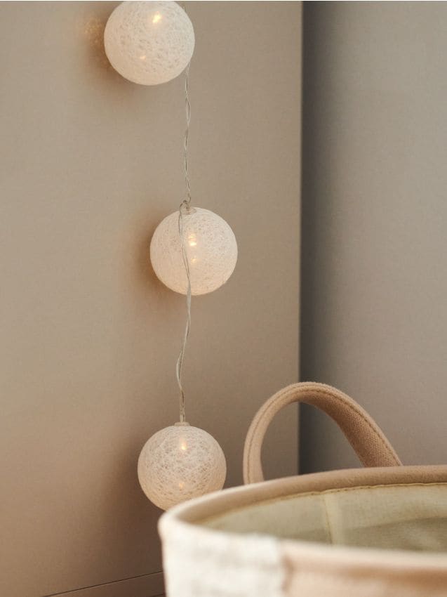 Sinsay - Ghirlandă luminoasă LED cu bile decorative - alb