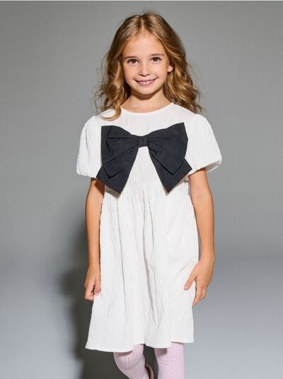 Babydoll haljina sa dekorativnom mašnom