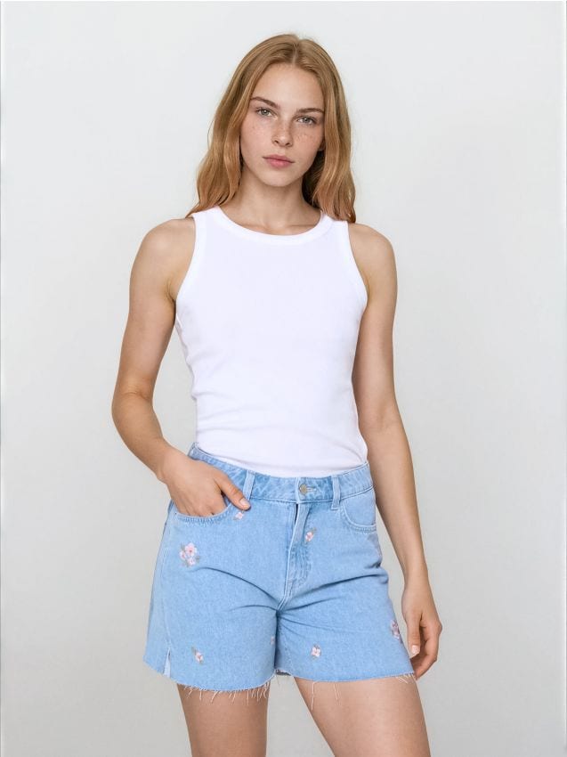 Sinsay - Jeansowe bermudy mid waist z haftowanymi kwiatkami - niebieski