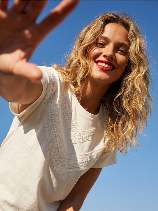 Sinsay - Bawełniana koszulka z ażurowymi detalami - kremowy