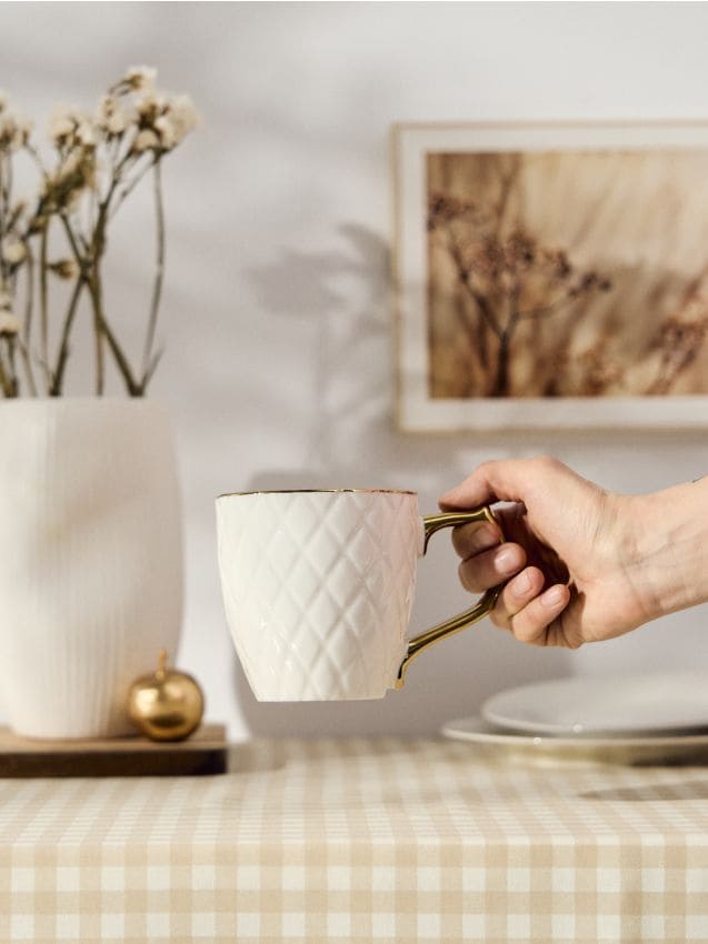Sinsay - Cană ceramică cu model în relief și detalii aurii - alb