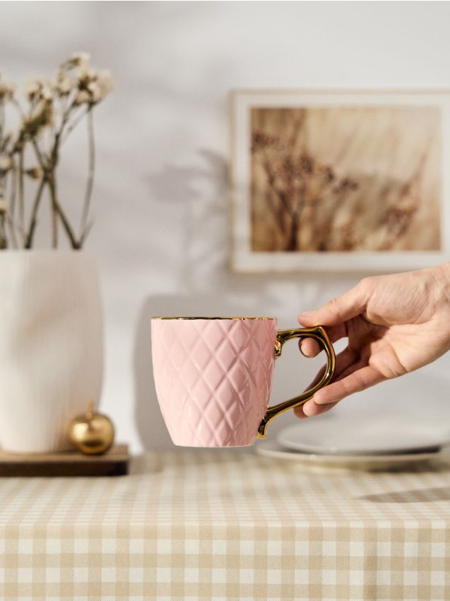 Sinsay - Cană ceramică cu model în relief și detalii aurii - roz-pastel